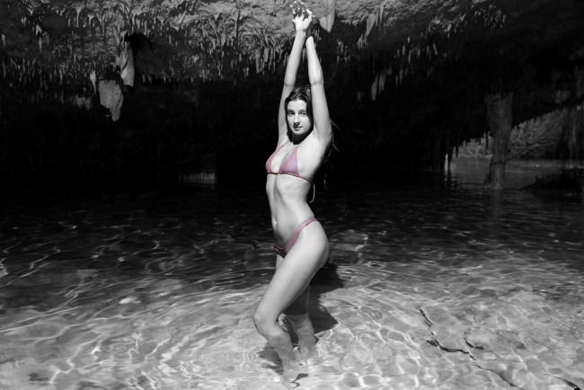 Обои картинки фото девушки, мария рябушкина, бикини, пещера, поза
