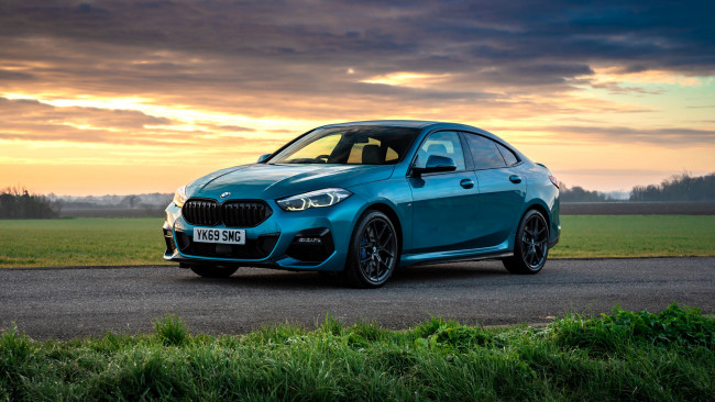 Обои картинки фото bmw 218i gran coupe m sport, автомобили, bmw, голубой, трава, дорога