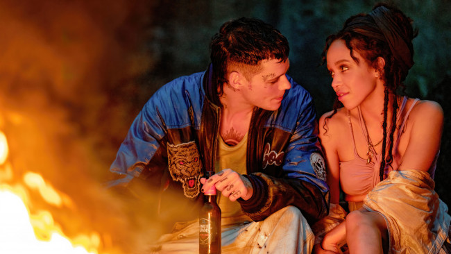 Обои картинки фото the crow ,  2024 , кино фильмы, the crow, вoрoн, ужасы, фэнтези, боевик, триллер, мелодрама, криминал, bill, skarsgard, fka, twigs, the, crow