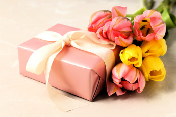 обоя праздничные, подарки и коробочки, букет, тюльпаны, подарок