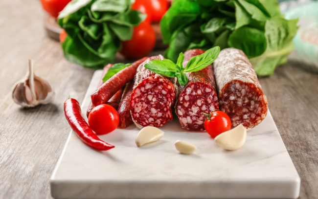 Обои картинки фото еда, колбасные изделия, чеснок, колбаса, копченая, салями, перец, острый