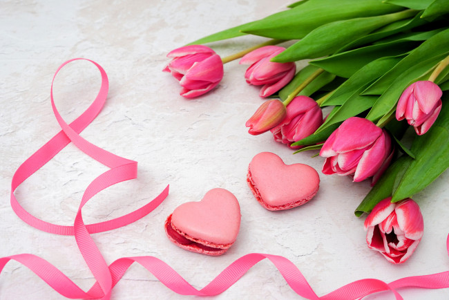 Обои картинки фото праздничные, международный женский день - 8 марта, лента, макаруны, букет, тюльпаны