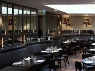 Картинка интерьер кафе рестораны отели диваны стулья столики бокалы зеркала