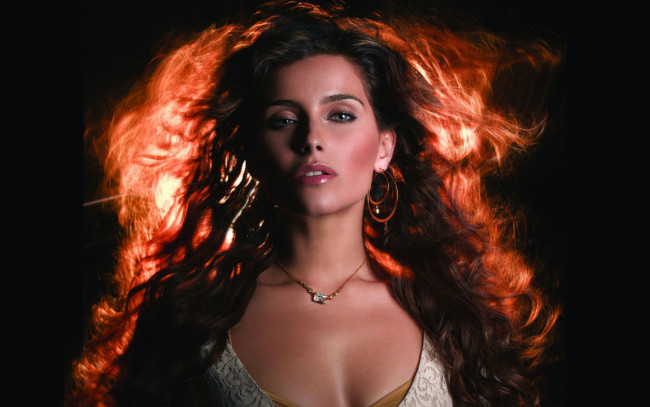 Обои картинки фото музыка, nelly, furtado, декольте, серьги