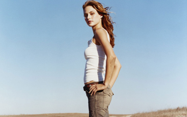 Обои картинки фото Josie Maran, девушки, , майка, джинсы