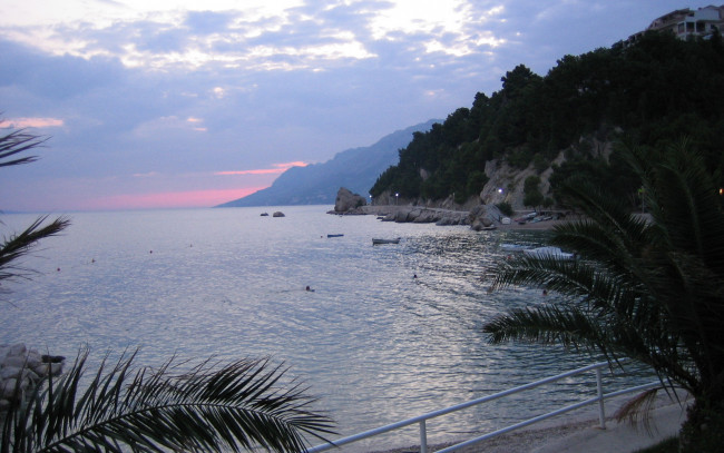 Обои картинки фото природа, побережье, вечер, море, горы, пальмы