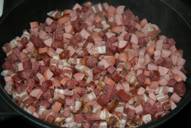 Обои картинки фото еда, колбасные, изделия, ассорти