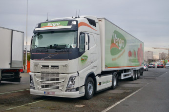 обоя volvo, автомобили, volvo trucks , выставка, улица, контейнеровоз, тягач, грузовик