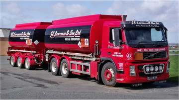 Картинка volvo автомобили volvo+trucks+ выставка улица тягач контейнеровоз грузовик