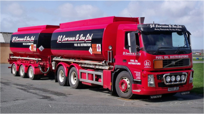 Обои картинки фото volvo, автомобили, volvo trucks , выставка, улица, тягач, контейнеровоз, грузовик