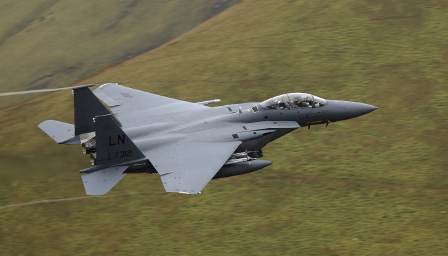 Обои картинки фото авиация, боевые самолёты, полёт, истребитель, горы