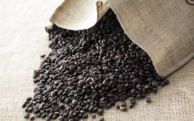 Обои картинки фото еда, кофе,  кофейные зёрна, мешок, много, зерна