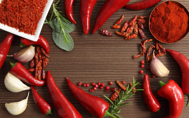 Обои картинки фото еда, овощи, брусника, мята, чеснок, перец, специи, стол, ягоды