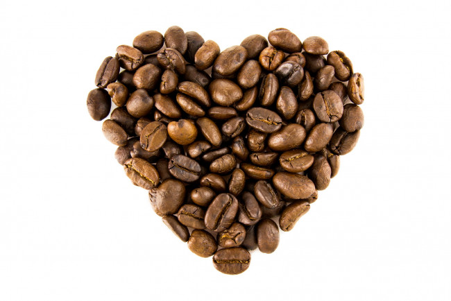 Обои картинки фото еда, кофе,  кофейные зёрна, сердечко