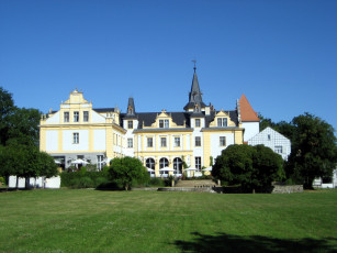 обоя города, - дворцы,  замки,  крепости, лужайка, деревья