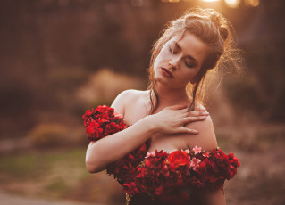 Картинка девушки -unsort+ брюнетки +шатенки девушка декольте цветы рука настроение