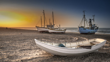 Картинка корабли разные+вместе пляж побережье рассвет