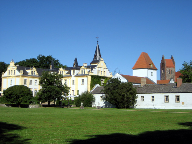 Обои картинки фото города, - дворцы,  замки,  крепости, лужайка, деревья