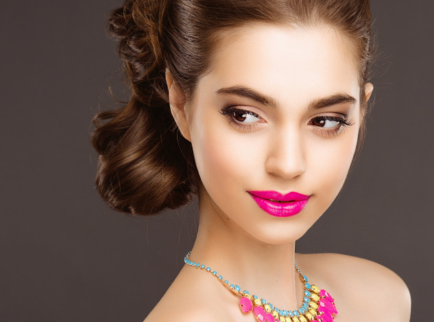 Обои картинки фото девушки, -unsort , лица,  портреты, фон, помада, шея, украшение, прическа, макияж, лицо, модель