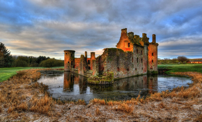 Обои картинки фото города, - исторические,  архитектурные памятники, руины, озеро, мох, болото, тучи, замок