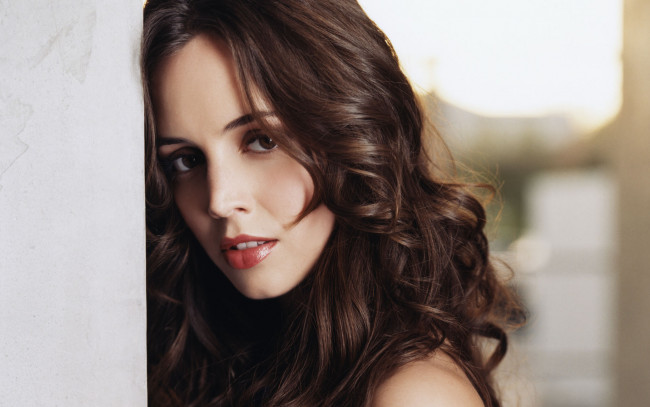 Обои картинки фото девушки, eliza dushku, актриса, элиза, душку, стена, взгляд, лицо