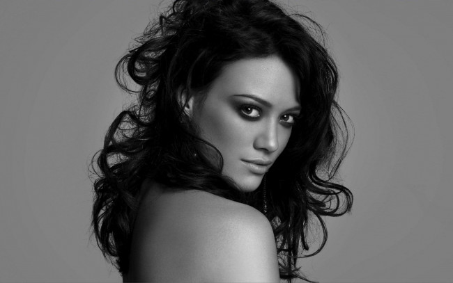 Обои картинки фото девушки, hilary duff, хилари, дафф, актриса, черно-белая, брюнетка, взгляд, серьги