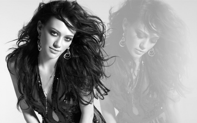 Обои картинки фото девушки, hilary duff, хилари, дафф, черно-белая, серьги, ожерелье, декольте