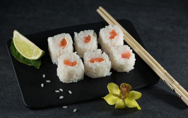 Обои картинки фото еда, рыба,  морепродукты,  суши,  роллы, ролы, палочки