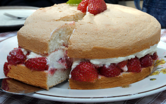 Обои картинки фото еда, торты, клубника