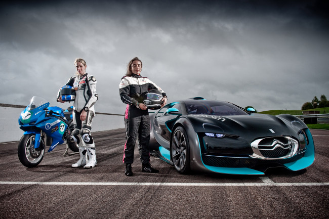 Обои картинки фото 2010 citroen survolt concept, автомобили, -авто с девушками, car, трасса, bike, девушки, citroen, 2010, survolt, concept