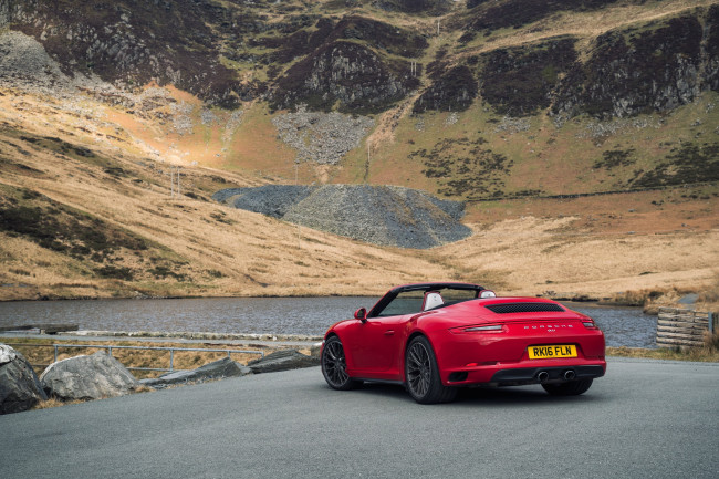 Обои картинки фото автомобили, porsche, 2016г, 991, cabriolet, uk-spec, carrera, 4s, 911, красный
