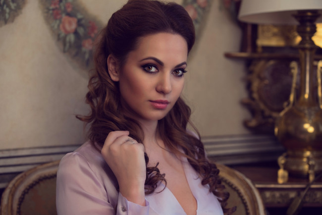 Обои картинки фото девушки, -unsort , брюнетки,  шатенки, взгляд, лицо