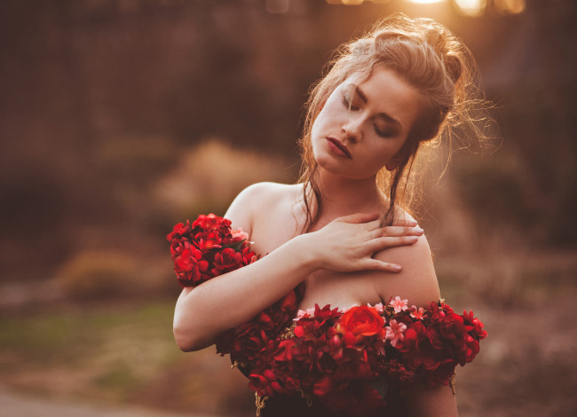 Обои картинки фото девушки, -unsort , брюнетки,  шатенки, девушка, декольте, цветы, рука, настроение