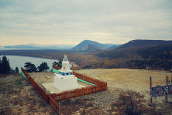 Картинка бурхан +байкал города -+буддийские+и+другие+храмы река храм ограда лес деревья горы