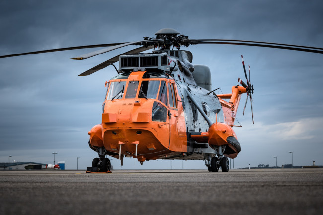 Обои картинки фото авиация, вертолёты, лопасти, вертолет, sea, king, sikorsky, s-61, аэродром