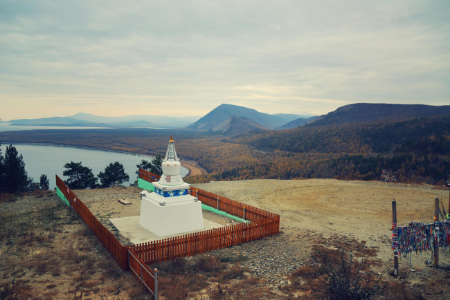 Обои картинки фото бурхан,  байкал, города, - буддийские и другие храмы, река, храм, ограда, лес, деревья, горы