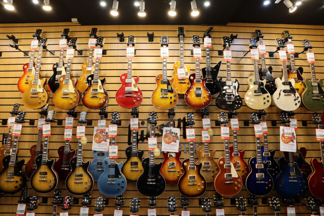 Обои картинки фото музыка, -музыкальные инструменты, гитары, магазин
