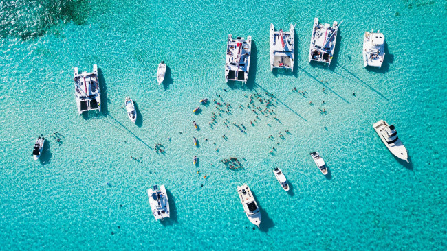 Обои картинки фото корабли, разные вместе, каймановы, острова