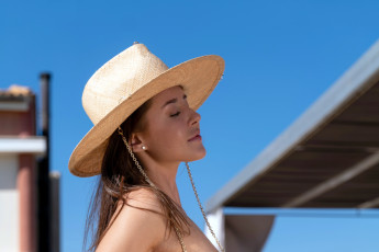 Картинка девушки -+брюнетки +шатенки шатенка шляпа закрытые глаза