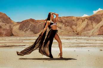 Картинка kira+noir девушки kira noir мулатка темнокожая причёска макияж девушка модель брюнетка поза стройная сексуальная флирт