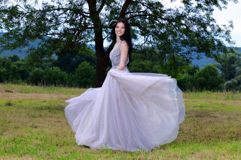 Картинка девушки -+брюнетки +шатенки брюнетка лужайка улыбка бальное платье