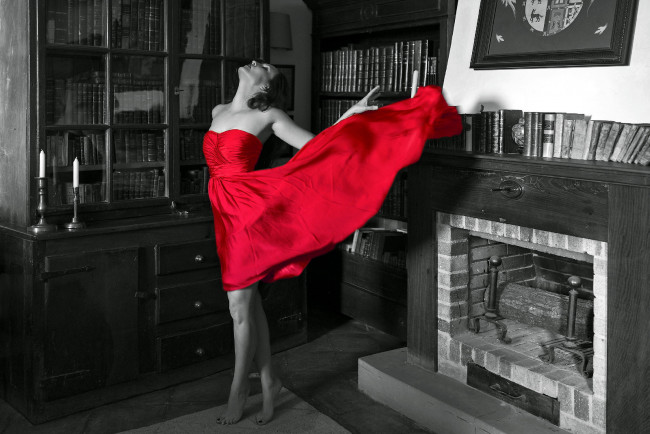 Обои картинки фото девушки, - брюнетки,  шатенки, брюнетка, поза, алое, платье