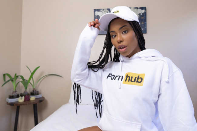 Обои картинки фото kira noir, девушки, kira, noir, мулатка, темнокожая, причёска, макияж, девушка, модель, брюнетка, поза, стройная, сексуальная, флирт