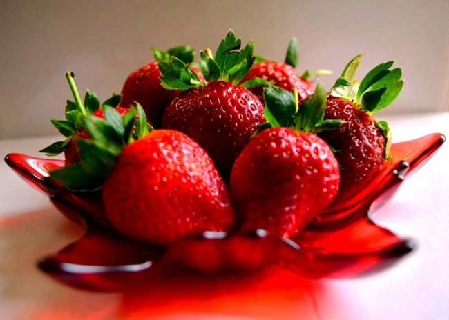 Обои картинки фото еда, клубника,  земляника, ягоды, спелая, макро