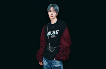 Картинка мужчины wang+yi+bo свитер джинсы сумочка