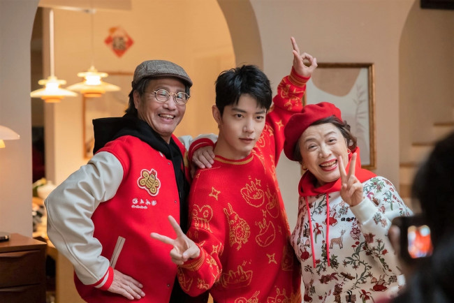 Обои картинки фото разное, знаменитости, сяо, чжань, свитер, жест, пенсионеры