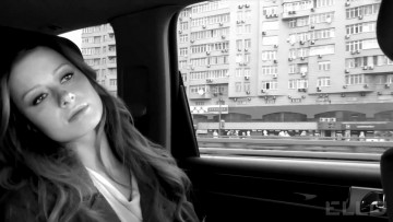 Картинка музыка юлия+савичева черно-белая певица машина город