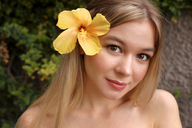 Обои картинки фото девушки, - лица,  портреты, блондинка, портрет, гибискус