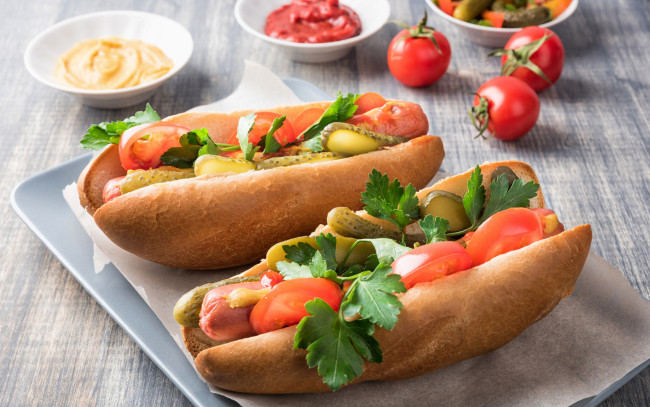 Обои картинки фото еда, бутерброды,  гамбургеры,  канапе, хотдог, петрушка, помидор, сосиска