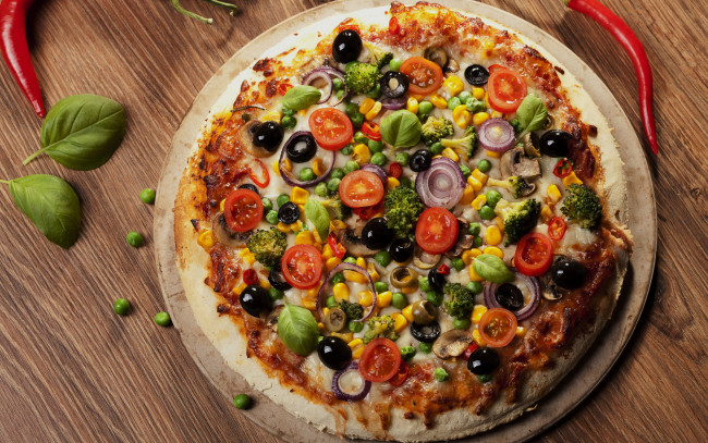 Обои картинки фото еда, пицца, овощная, базилик, маслины